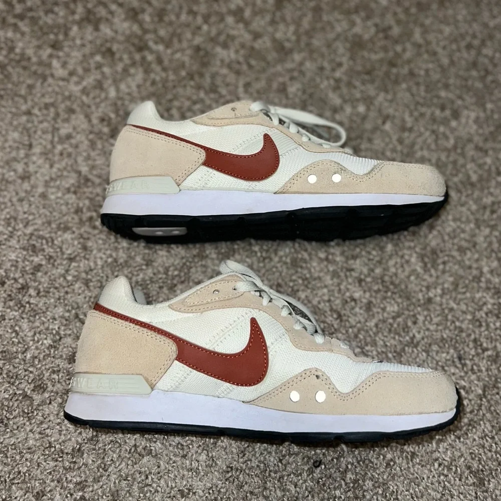 nike sneakers - Picture 3 of 6